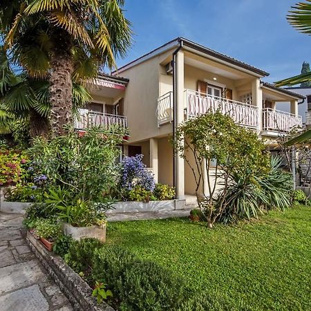 Apartments Pino ロヴィニ エクステリア 写真