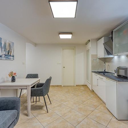 Apartments Pino ロヴィニ エクステリア 写真