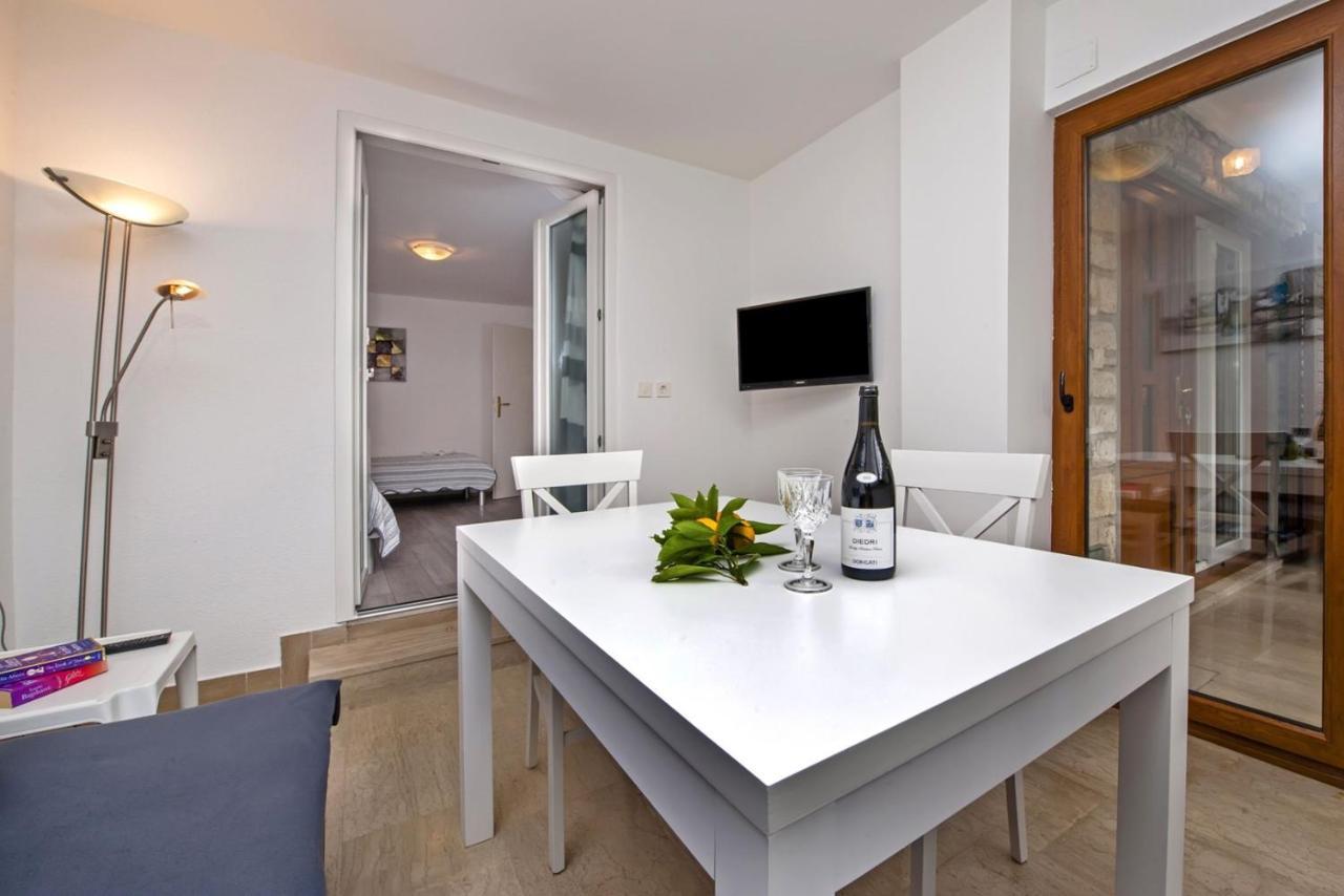 Apartments Pino ロヴィニ エクステリア 写真
