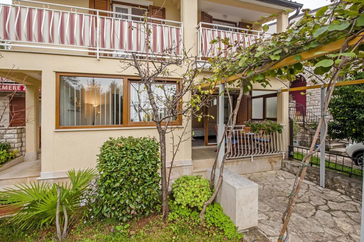 Apartments Pino ロヴィニ エクステリア 写真