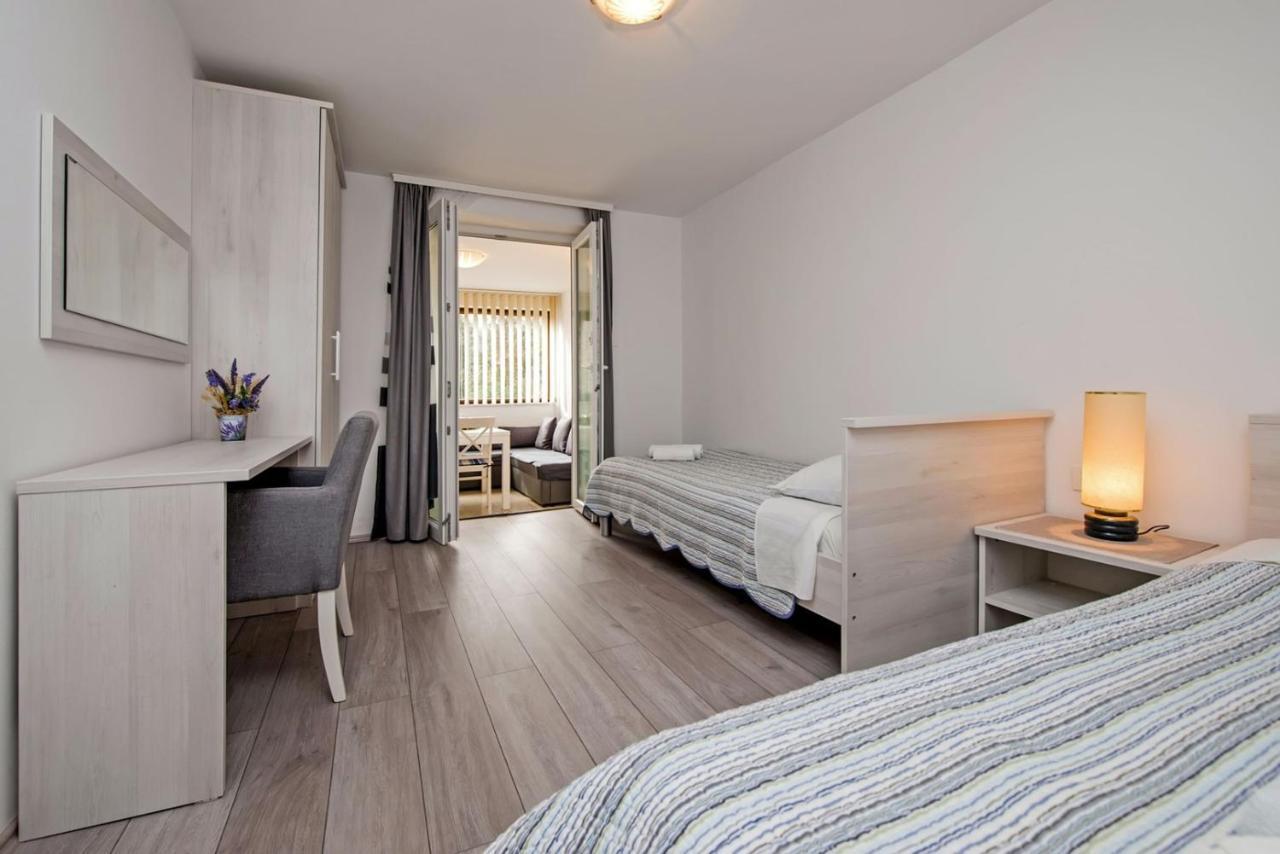 Apartments Pino ロヴィニ エクステリア 写真