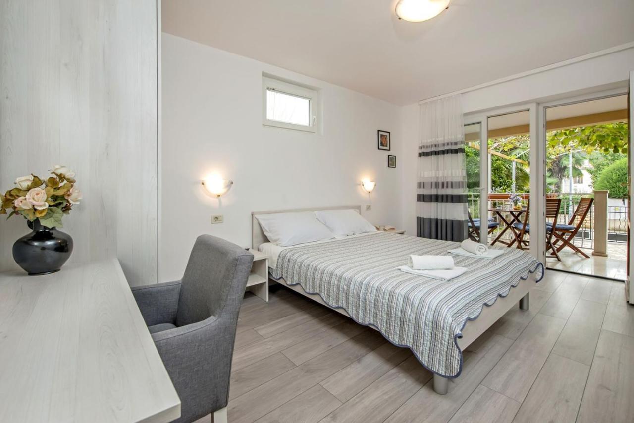 Apartments Pino ロヴィニ エクステリア 写真