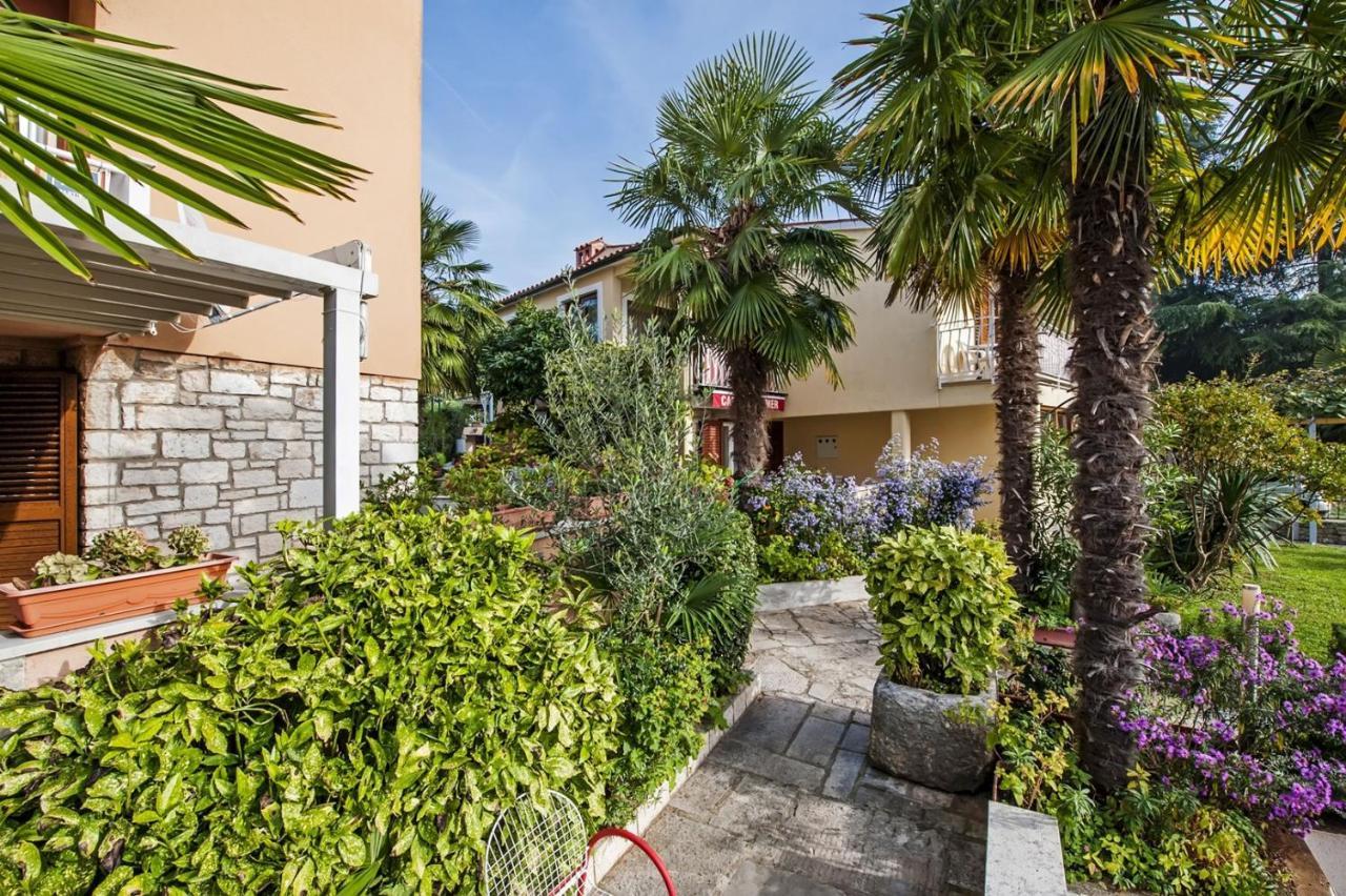 Apartments Pino ロヴィニ エクステリア 写真