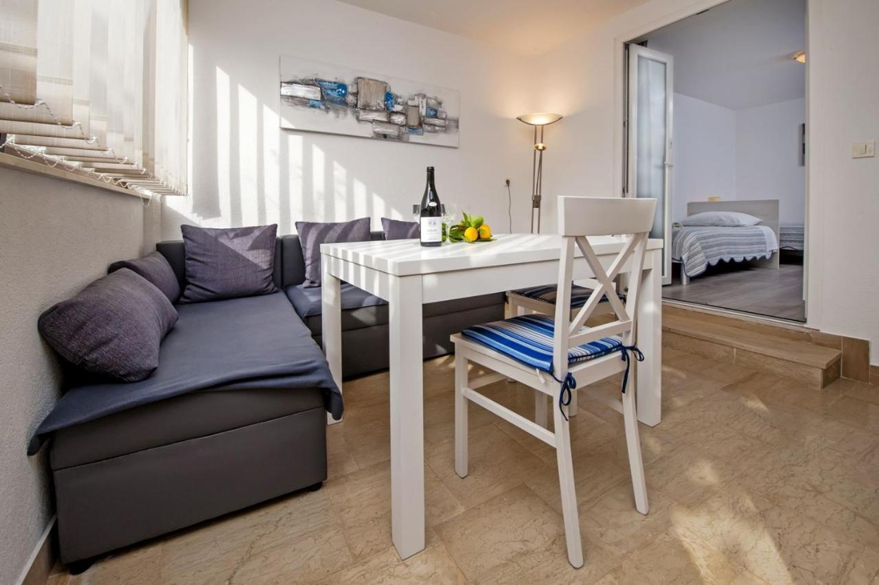 Apartments Pino ロヴィニ エクステリア 写真