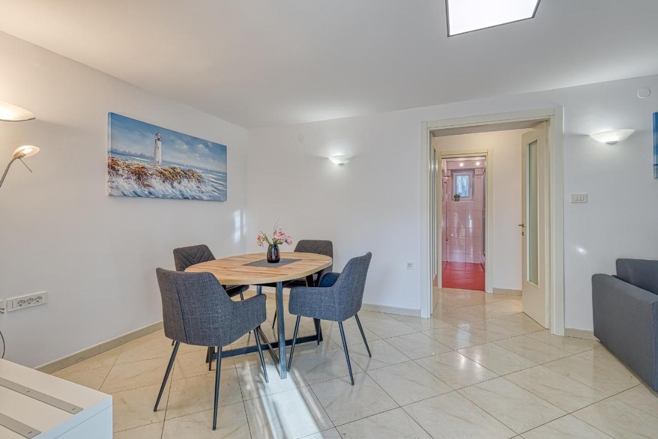 Apartments Pino ロヴィニ エクステリア 写真