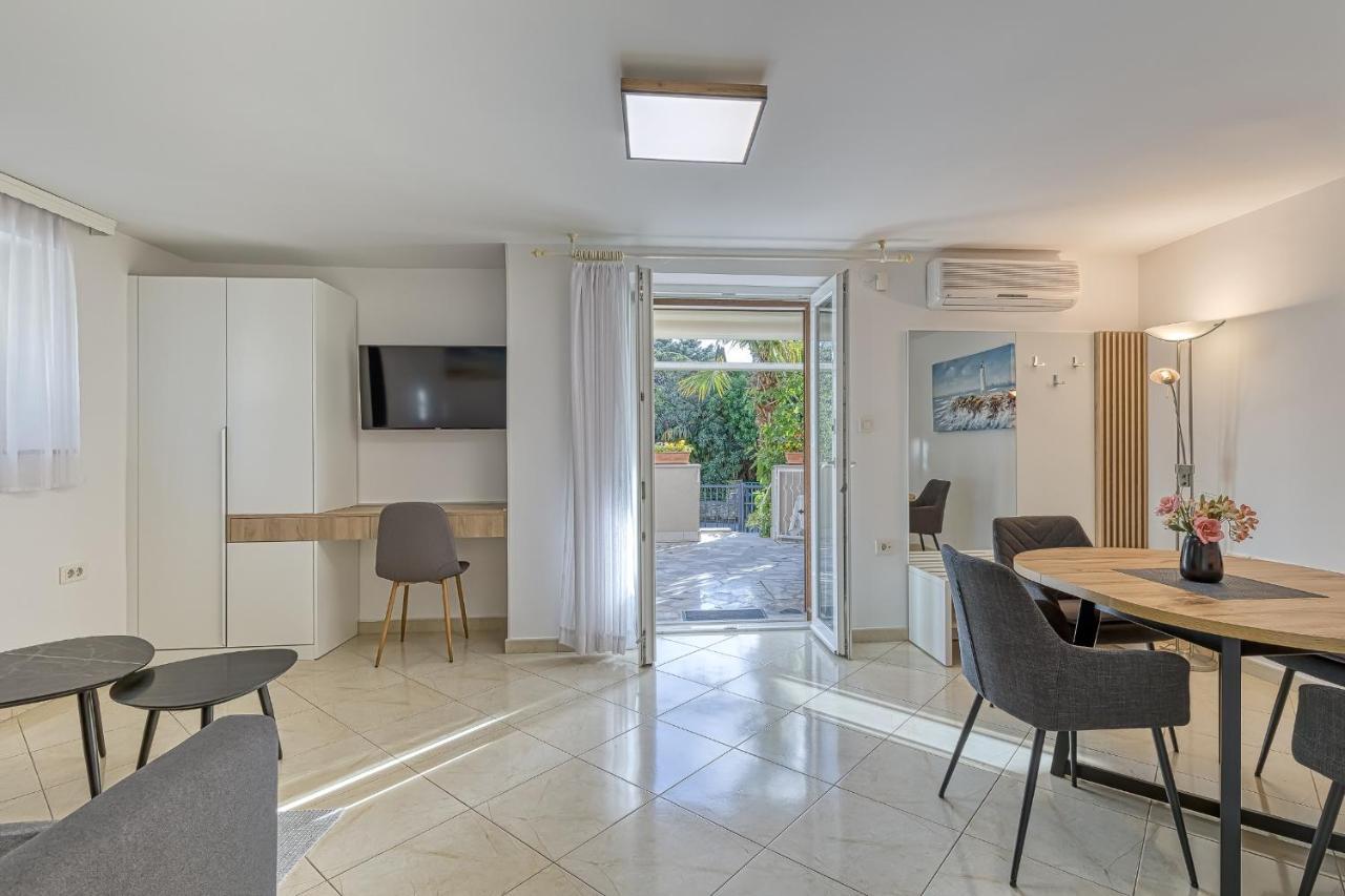 Apartments Pino ロヴィニ エクステリア 写真