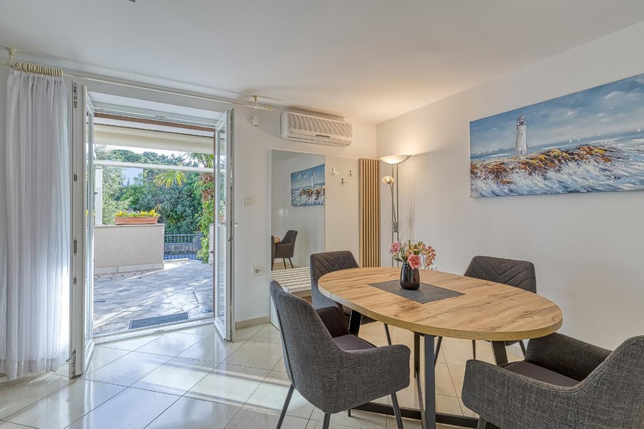 Apartments Pino ロヴィニ エクステリア 写真