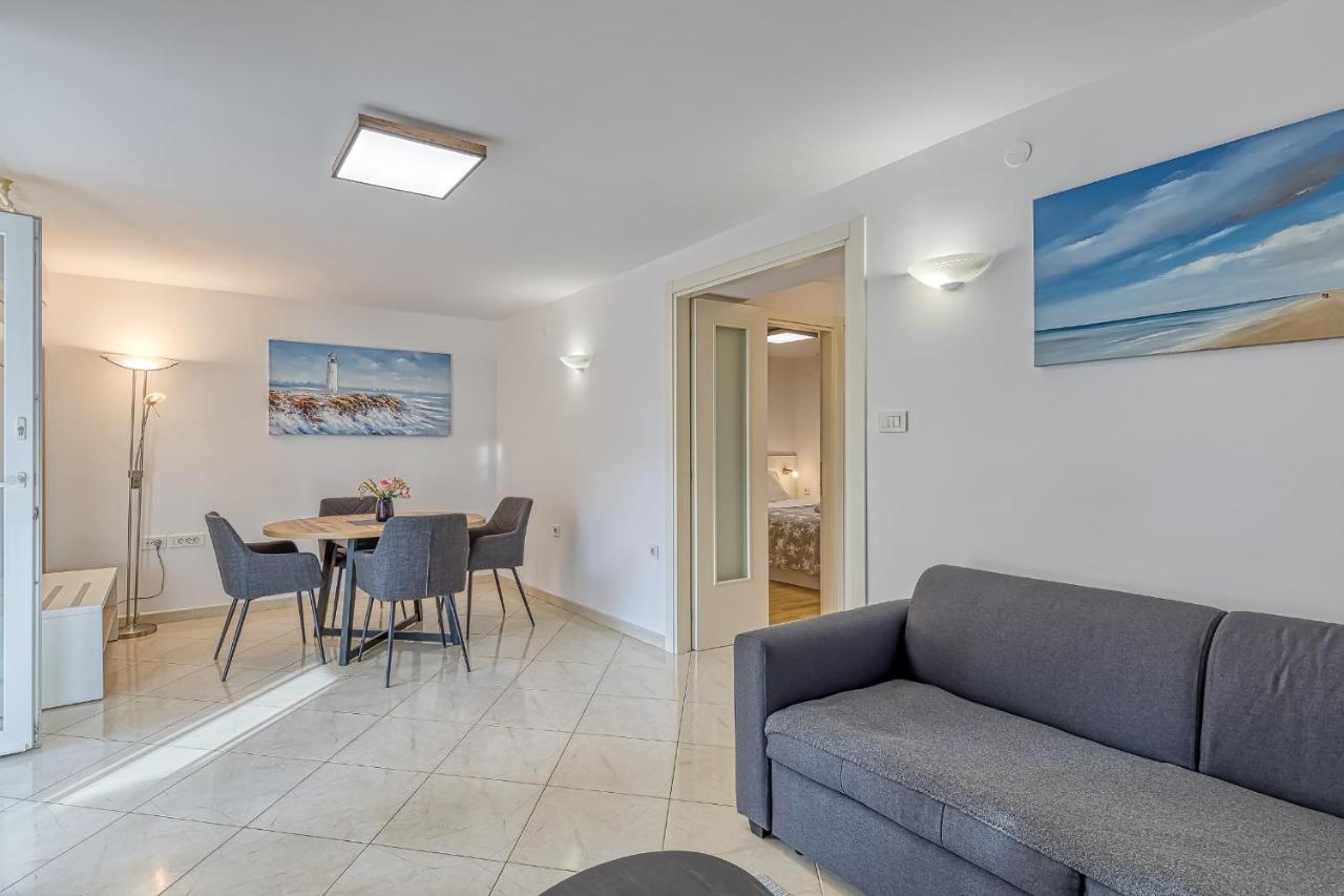 Apartments Pino ロヴィニ エクステリア 写真