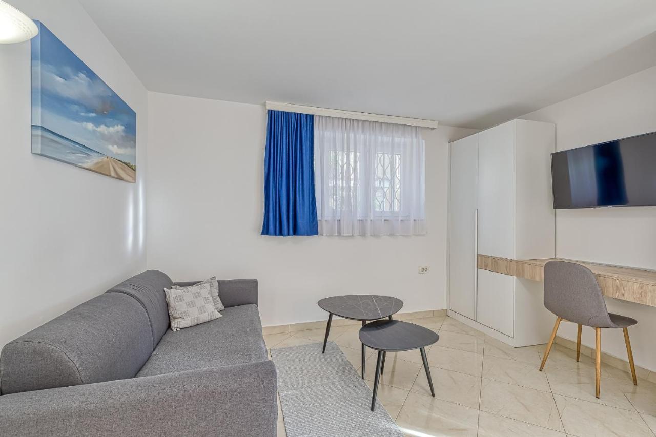 Apartments Pino ロヴィニ エクステリア 写真
