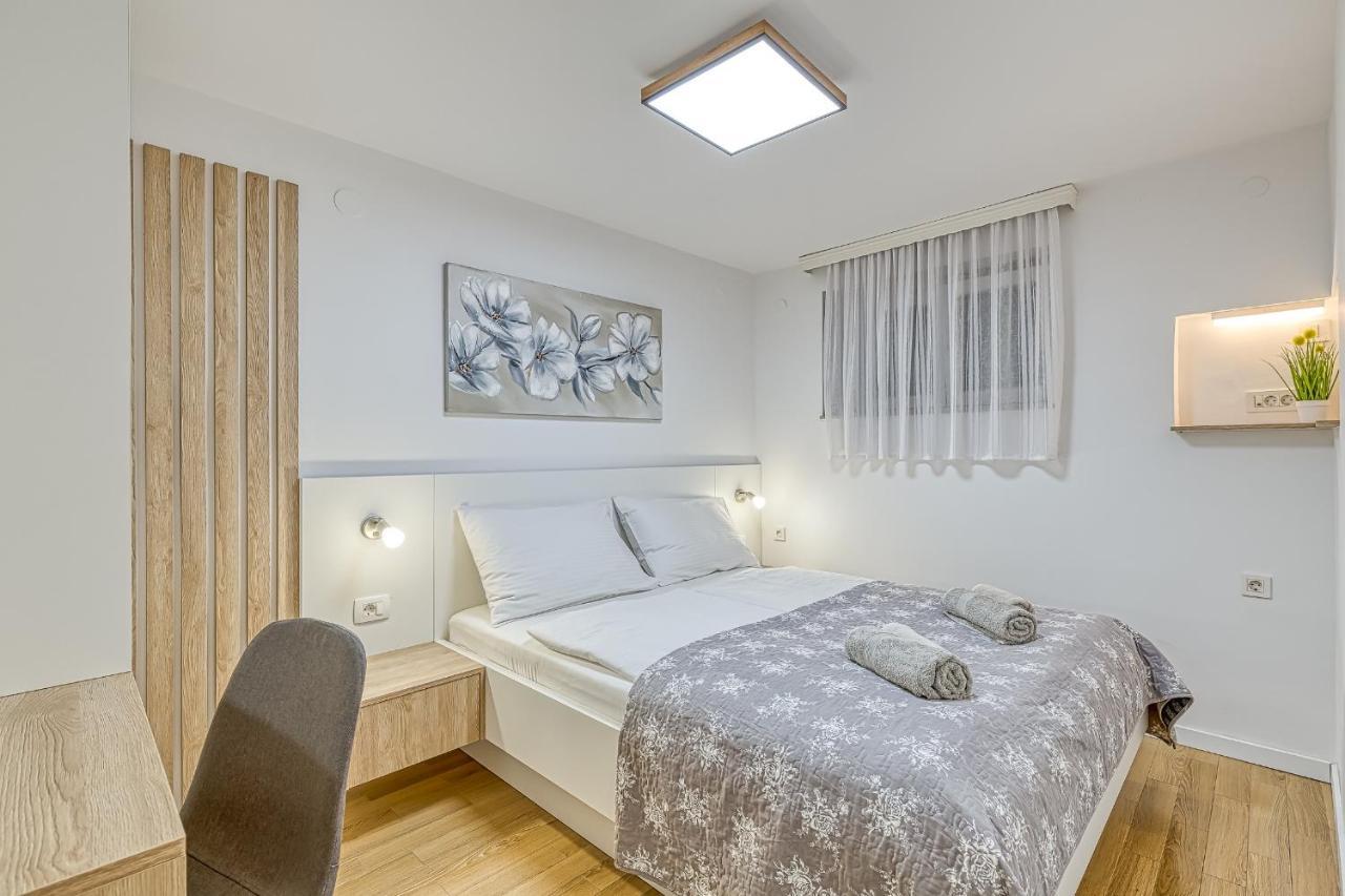 Apartments Pino ロヴィニ エクステリア 写真