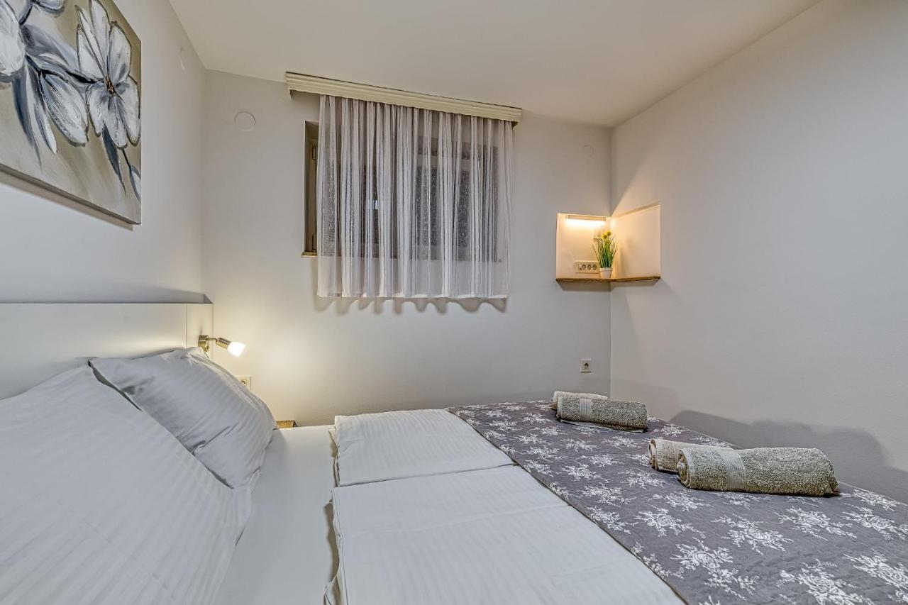 Apartments Pino ロヴィニ エクステリア 写真