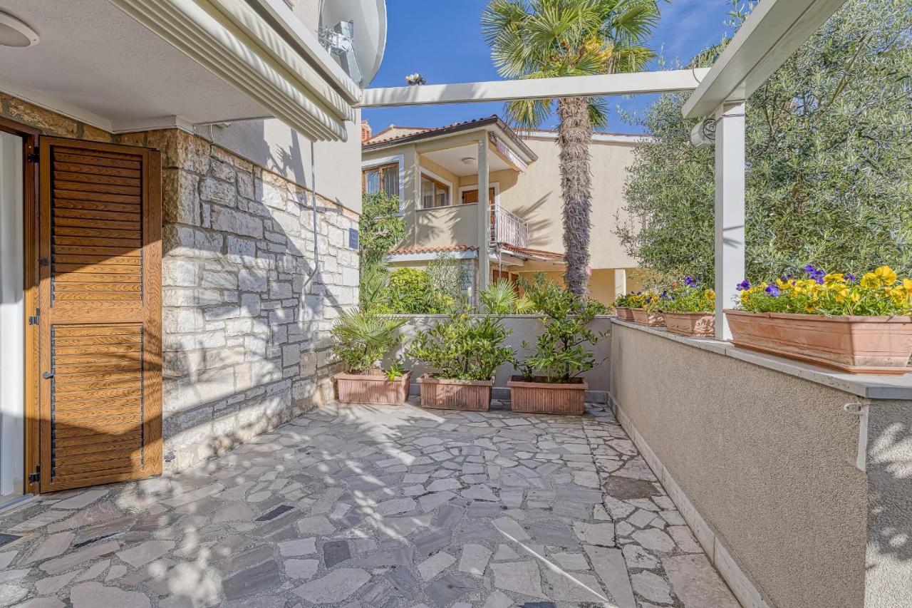 Apartments Pino ロヴィニ エクステリア 写真
