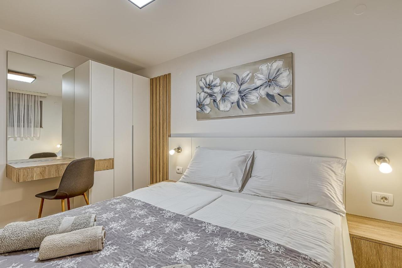 Apartments Pino ロヴィニ エクステリア 写真