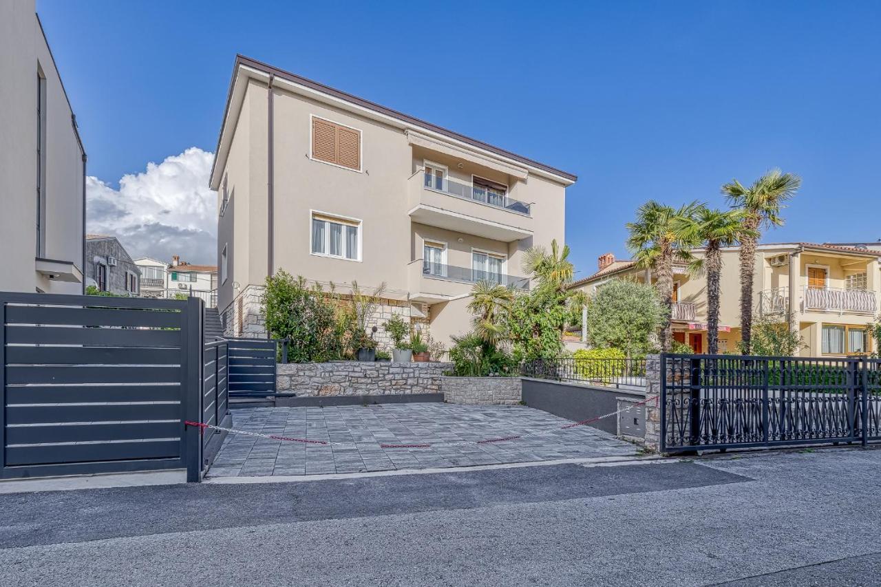 Apartments Pino ロヴィニ エクステリア 写真