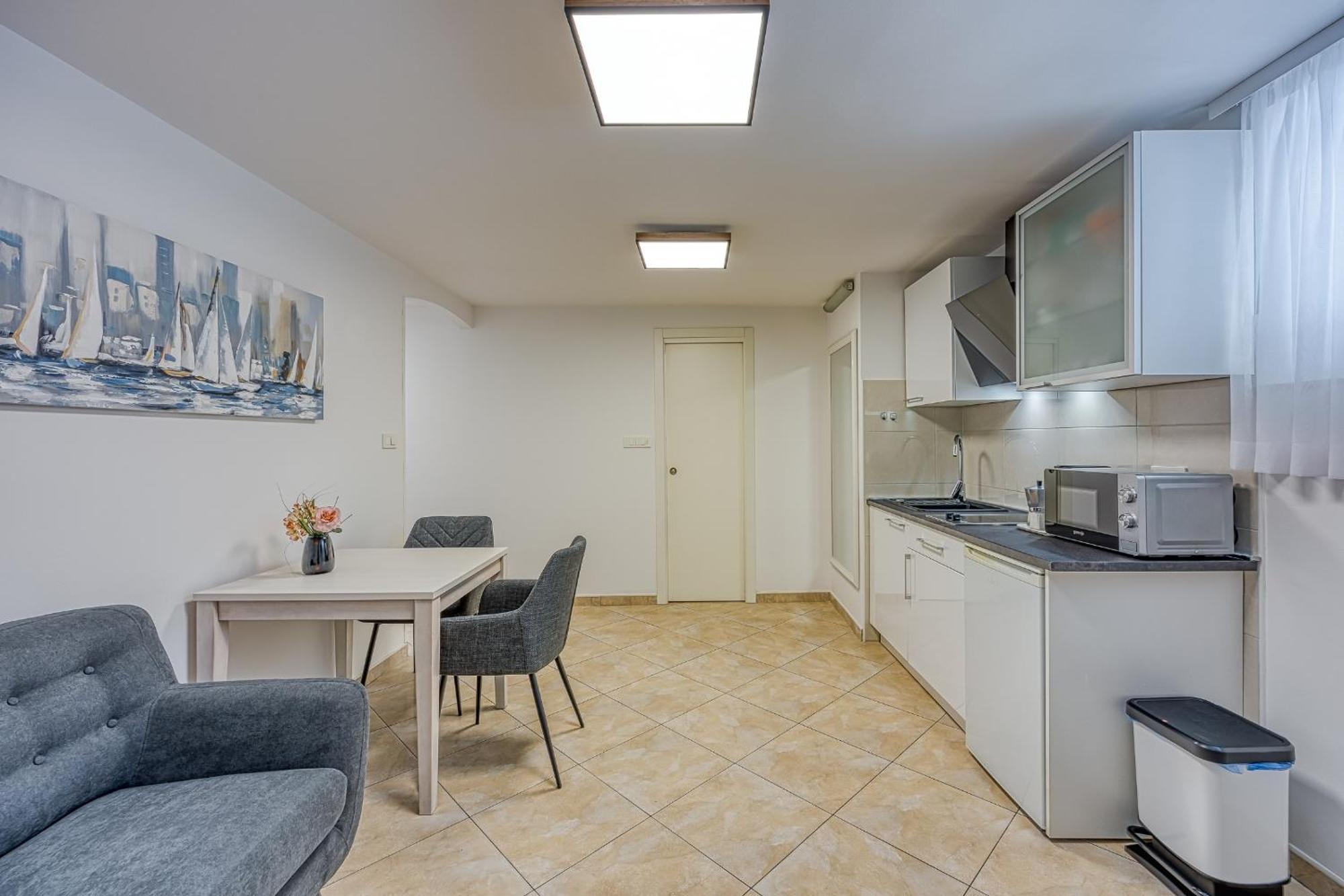 Apartments Pino ロヴィニ エクステリア 写真