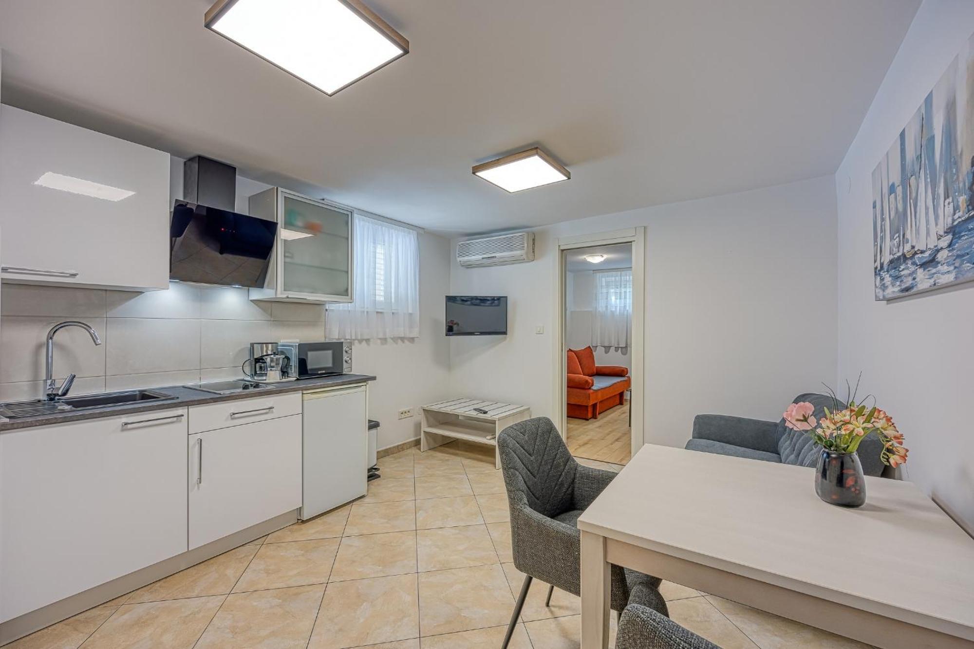 Apartments Pino ロヴィニ エクステリア 写真