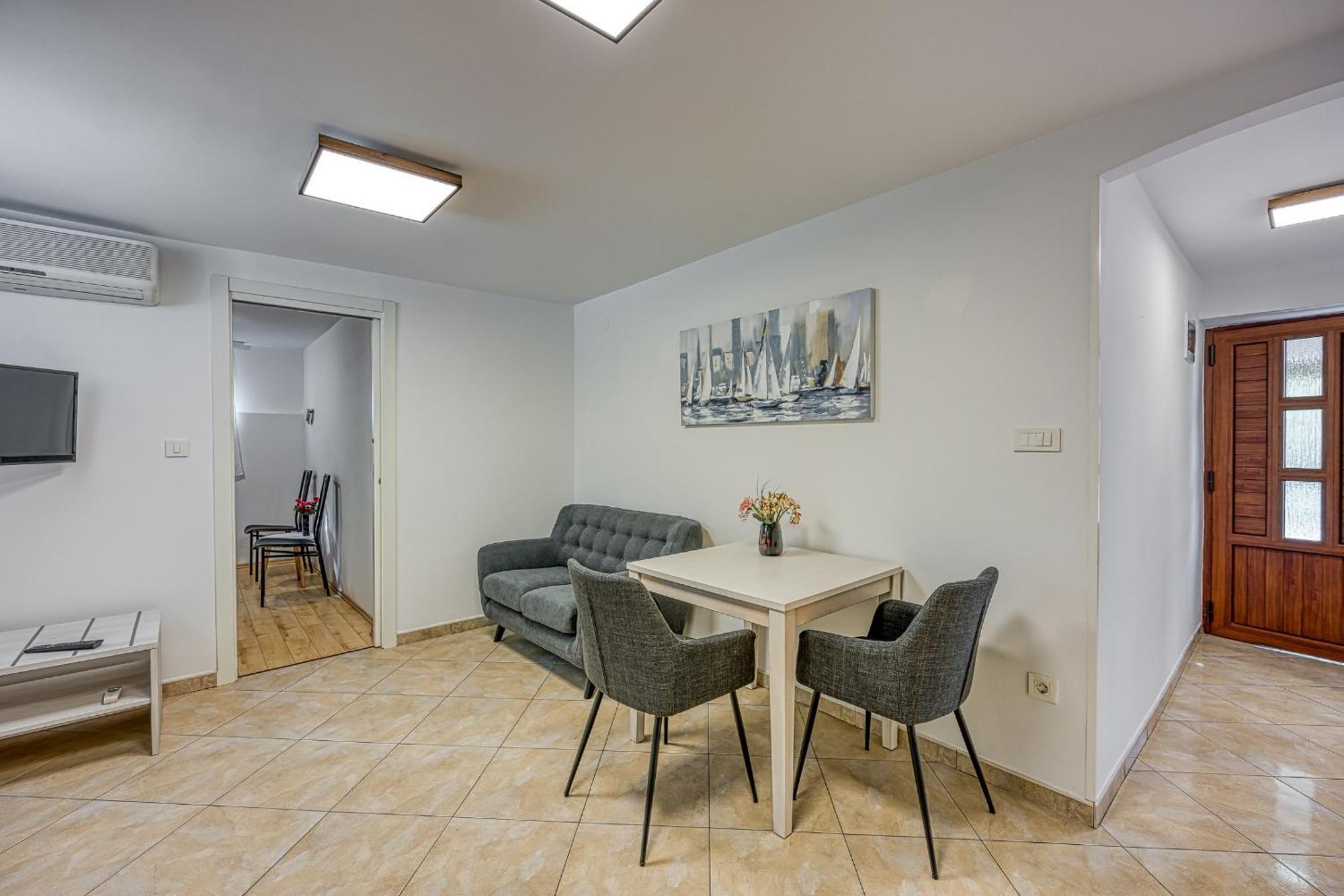 Apartments Pino ロヴィニ エクステリア 写真