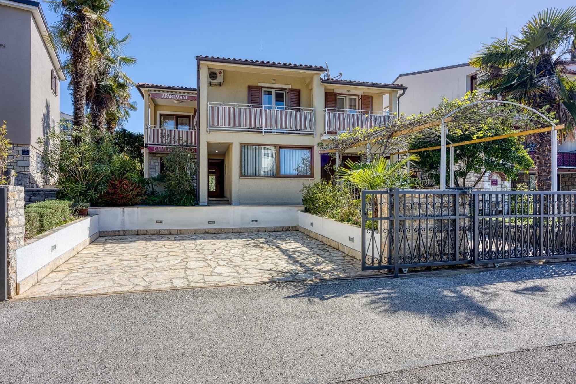 Apartments Pino ロヴィニ エクステリア 写真