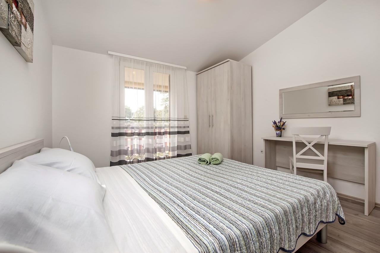 Apartments Pino ロヴィニ エクステリア 写真