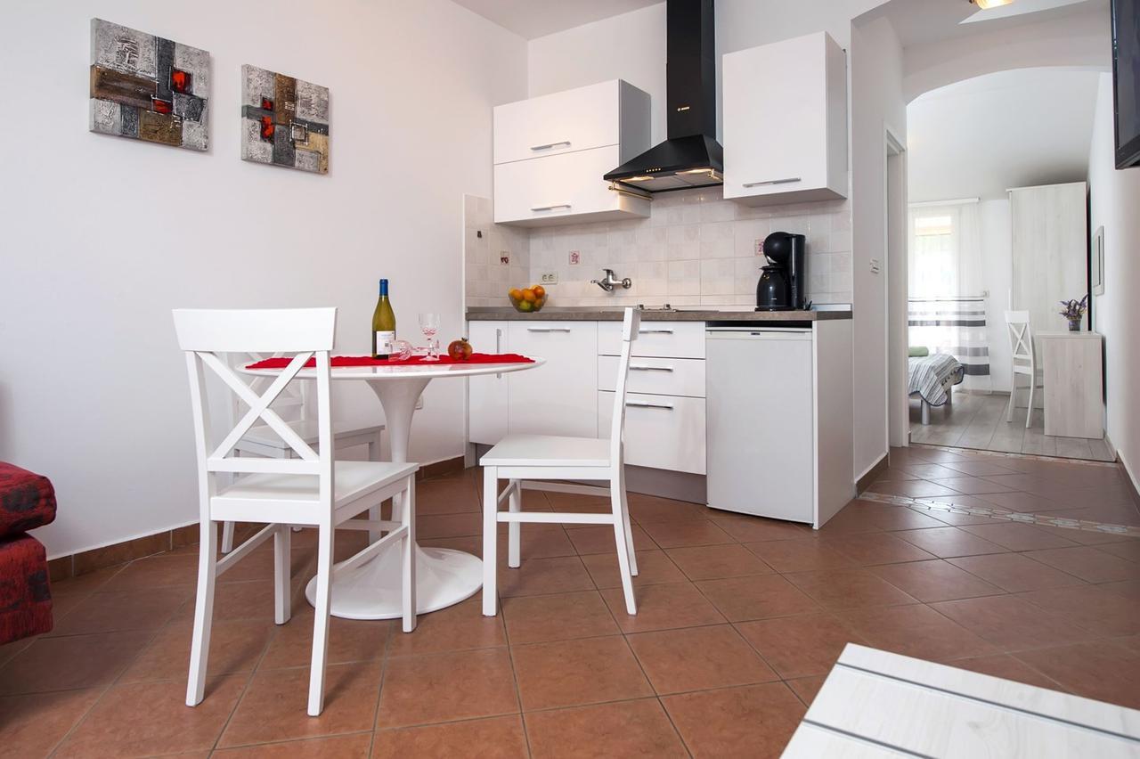 Apartments Pino ロヴィニ エクステリア 写真