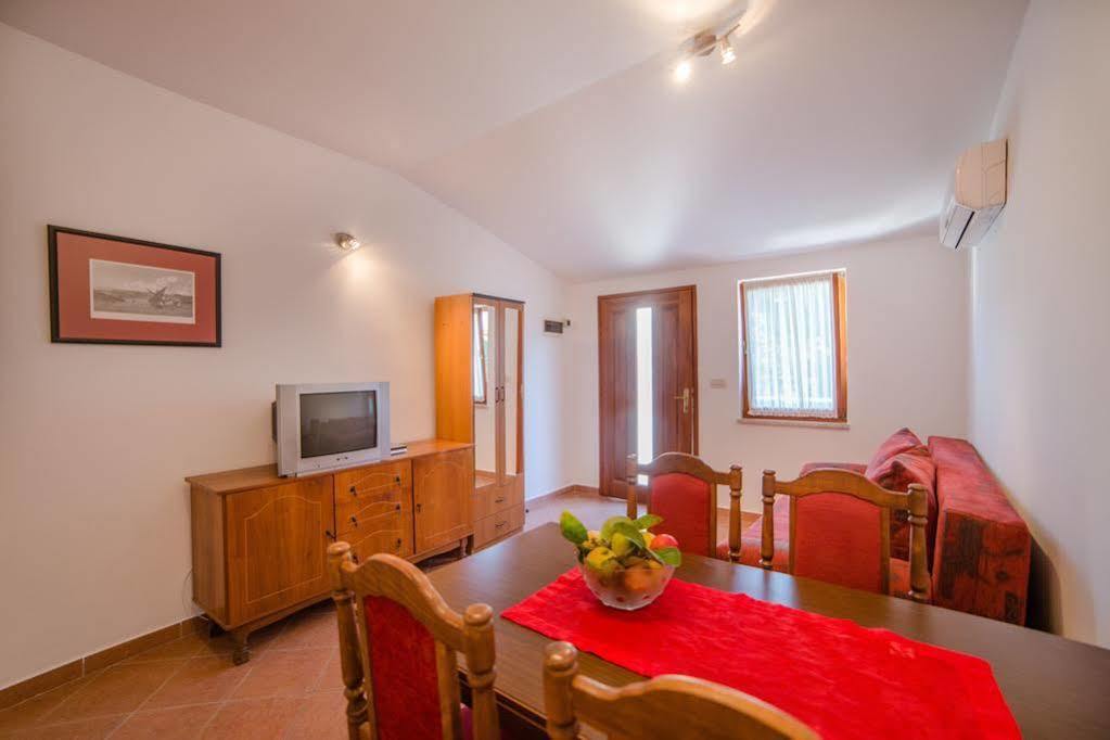 Apartments Pino ロヴィニ エクステリア 写真
