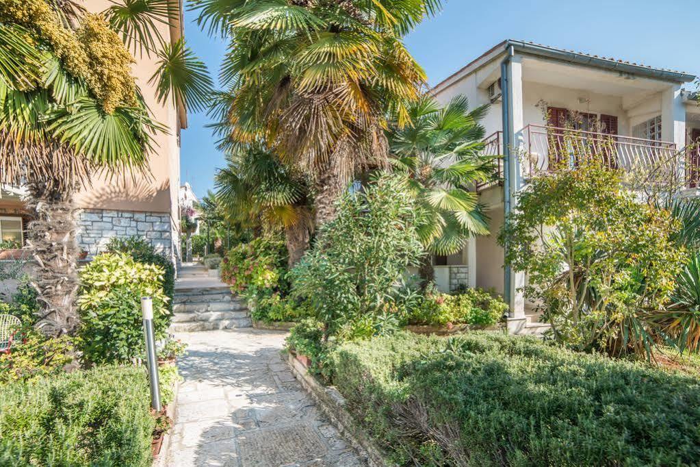 Apartments Pino ロヴィニ エクステリア 写真